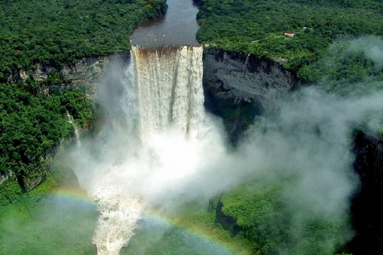 Kaieteur Şelalesi: Güney Amerika'nın Kalbinde Bir Doğa Harikası