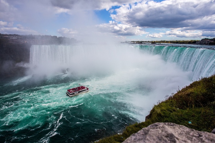 Niagara Şelalesi: Kuzey Amerika'nın Büyüleyici Sınır Harikası