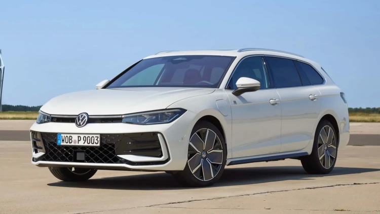 2024 Volkswagen Passat duyuruldu: Genişleyen Boyutlar ve Hibrit Seçenekleri