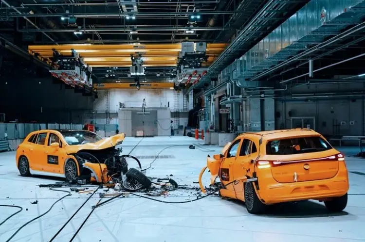 Mercedes, İki Elektrikli Otomobilin Kafa Kafaya Çarpıştığı Dünyadaki İlk Test Videosunu Paylaştı