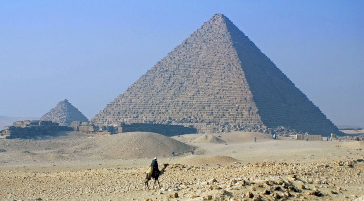 Büyük Giza Piramidi'nin açıları değişmeden düz taraflıdır.