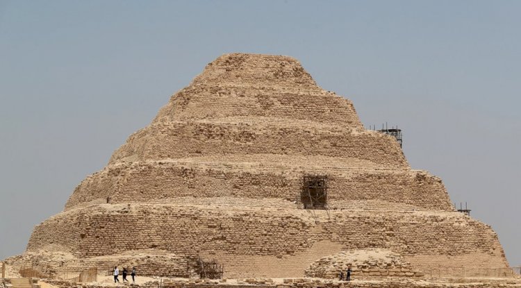 Daha önceki piramitler, taraflara bastı.