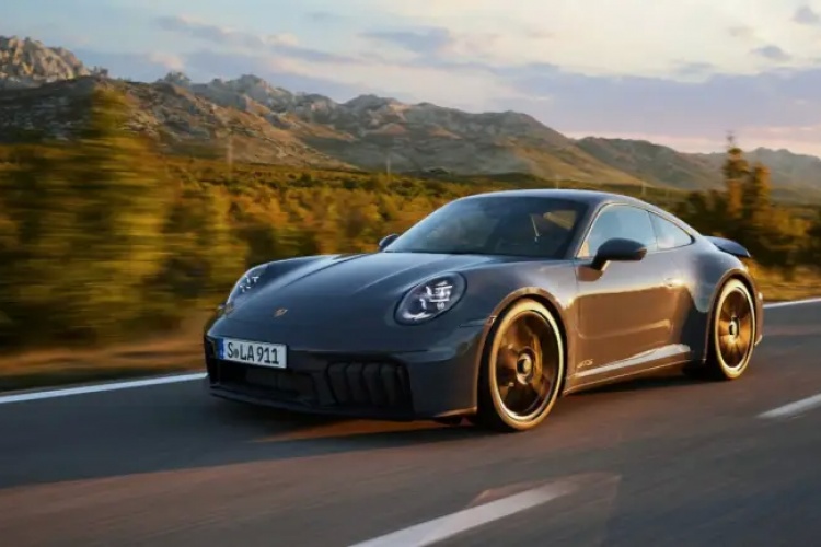 Hibrit Porsche 911 Tanıtıldı: Otomobil Dünyasının Yeni Şaheseri